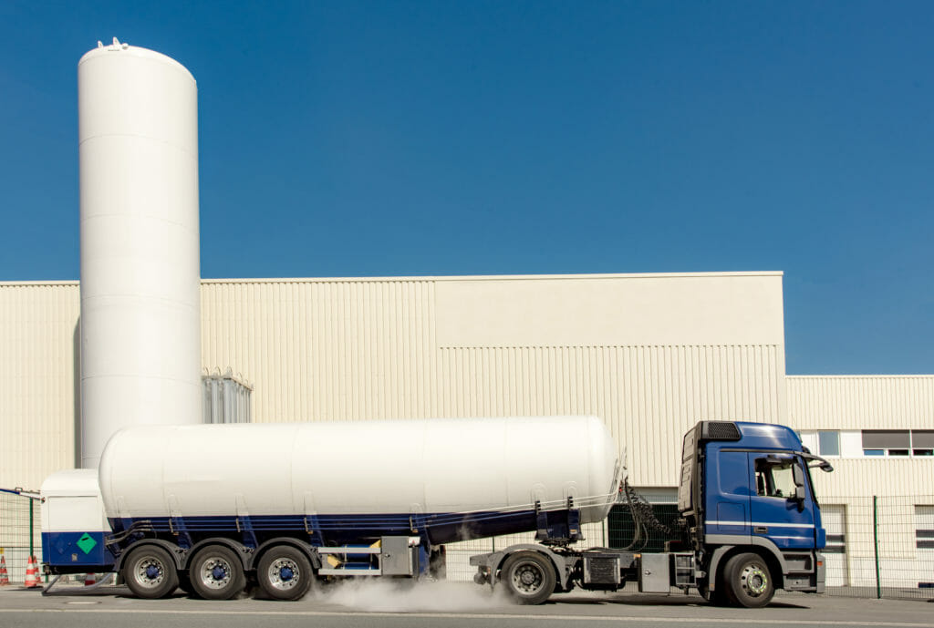 Lkw eines technischen Gasanbieters beliefert einen großen Kaltvergaser mit Stickstoff