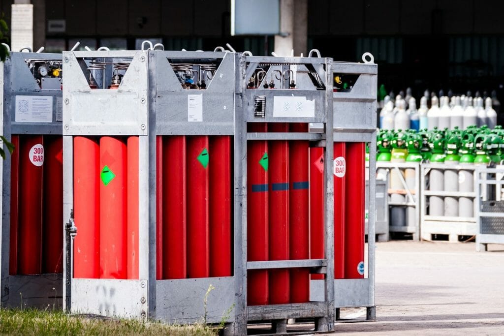 Industriegas Gasflaschen Bündel rot auf Hof