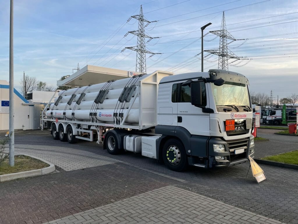 Weißer Wasserstoff-Tubetrailer beim Befuellen einer Wasserstoff Tankstelle